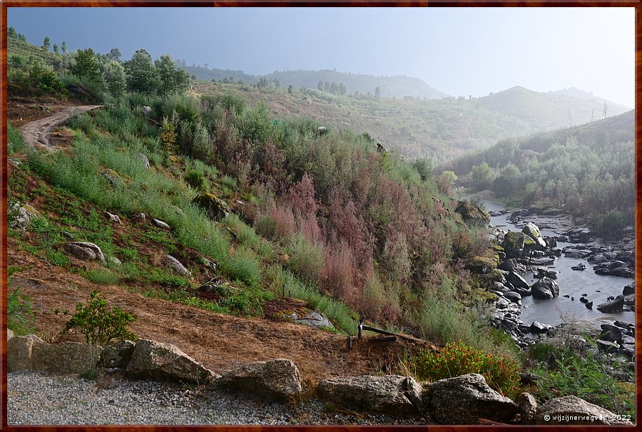 ,  

De Mondego vallei in de regen        50/53