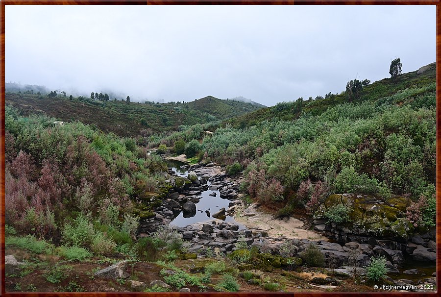 ,  

De Miradouro da Penha is gehuld in nevelen 
En de Mondego rivier is op zijn laagste stand, op maandag.        1/20