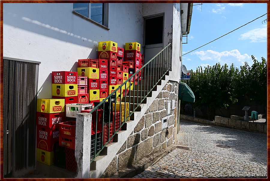 ,  

In Fiai da Beira wordt bier gedronken, zoveel is duidelijk        8/20