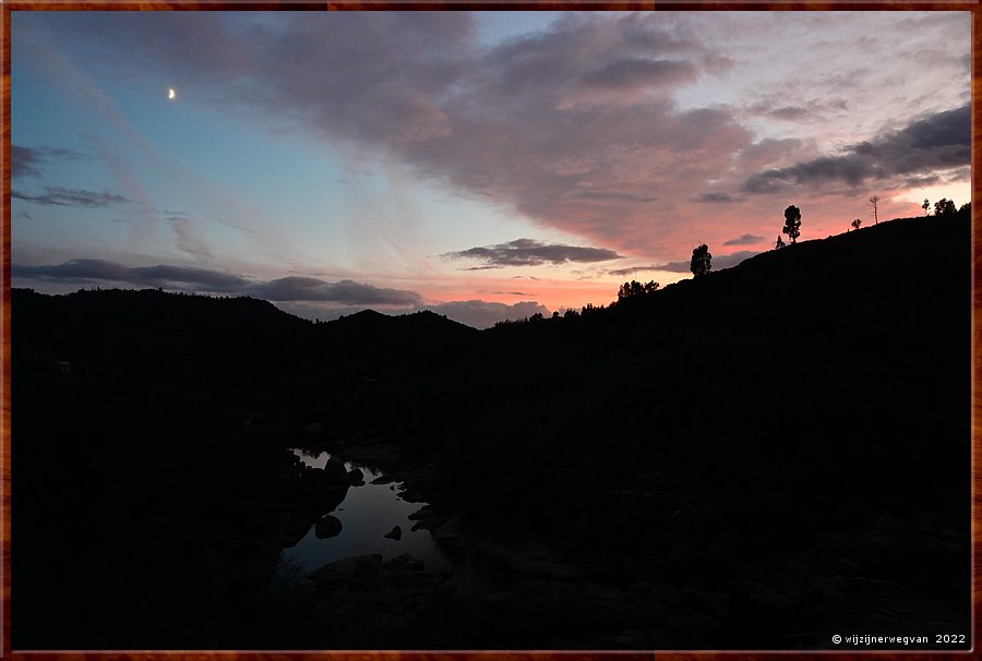 

Zonsondergang, achter de heuvels
Pvoa de So Cosme 

Póvoa de São Cosme  -  9/29