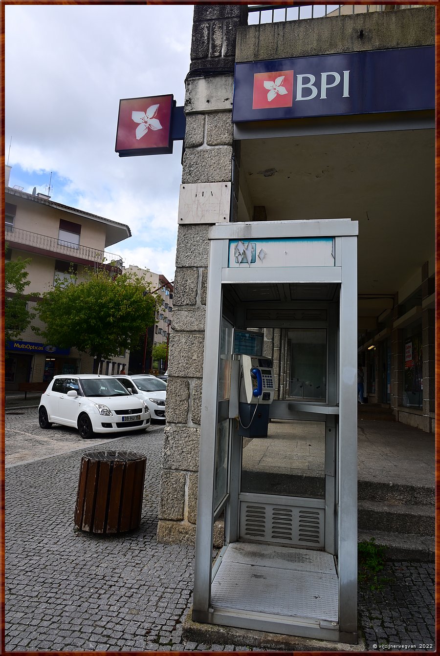 

Een telefooncel ; zelfs in Portugal een zeldzaam straatbeeld
Oliveira do Hospital 

Oliveira do Hospital P  -  14/29