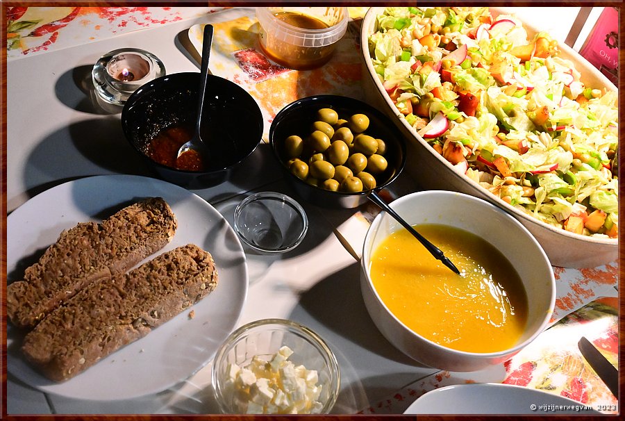 

Maaltijdsalade met honing-mosterd dressing en brood
Pvoa de So Cosme 

%G  -  3/11