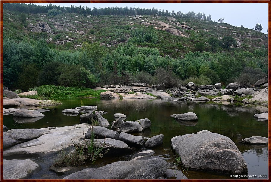 

Stroomopwaarts verbergt een mimosabos de bocht in de rivier
Pvoa de So Cosme  -  15/69