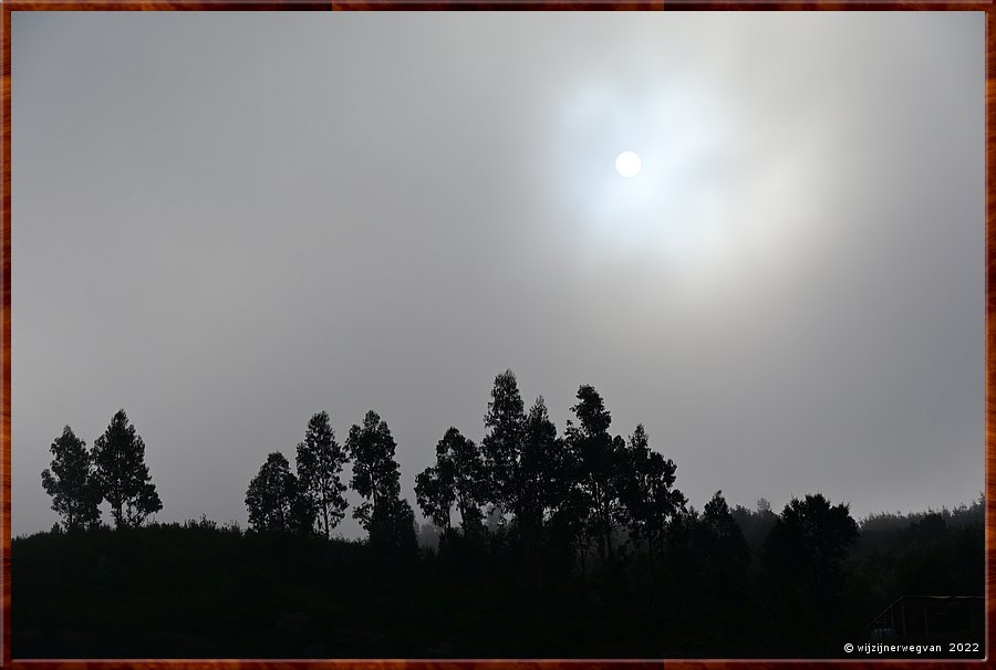 

De zon brandt langzaam maar zeker door het wolkendek
Pvoa de So Cosme  -  19/69