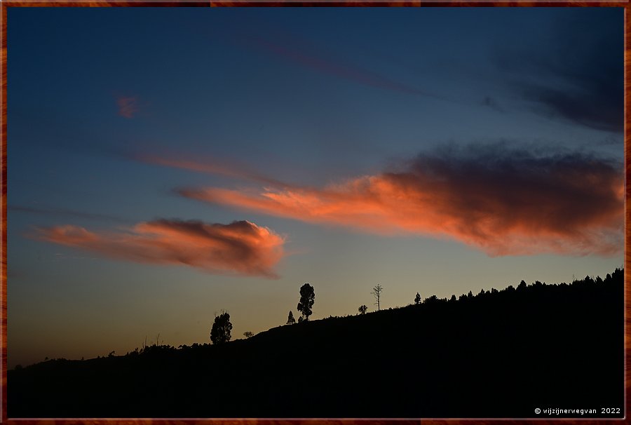 

Zonsondergang achter de heuvelrun in de Beira
Pvoa de So Cosme  -  11/69