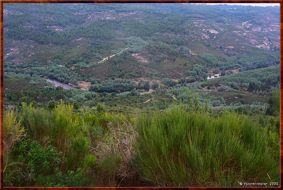 

Als je goed kijkt is het landschap bezaaid met runes
Pvoa de So Cosme  -  41/69