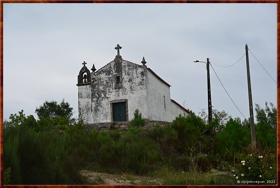 

De kerk domineert natuurlijk het dorpzicht
Vale do Ferro  -  46/69