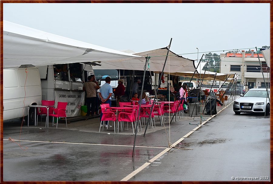 

Zondag op de markt in Tabua, zo horen we, moeten we kip eten!
Helaas zijn de restaurants al gesloten als we arriveren
Tabua  -  58/69