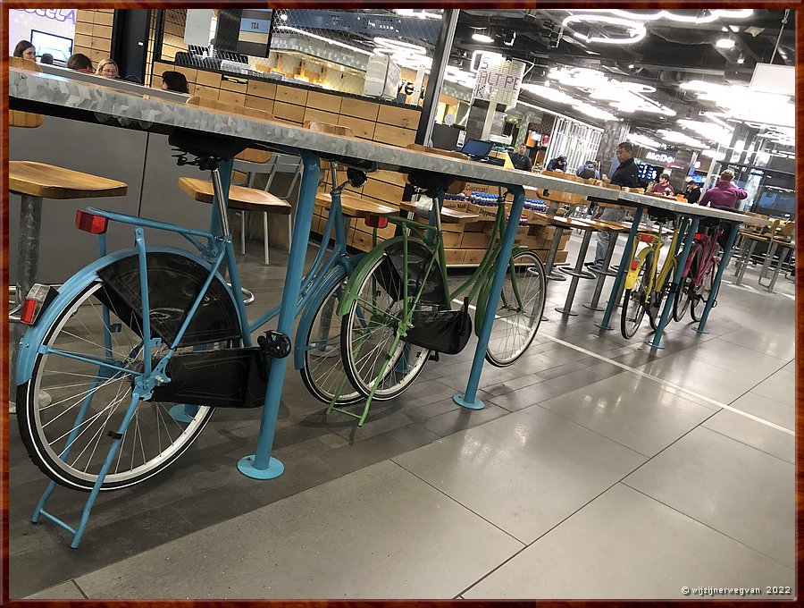 

Fietsdecoratie in de vertrekhal op Schiphol  -  12/64