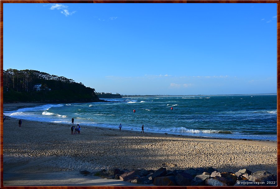 

Onze gastvrouw laat ons even het strand zien - Norah Head Beach  -  28/64