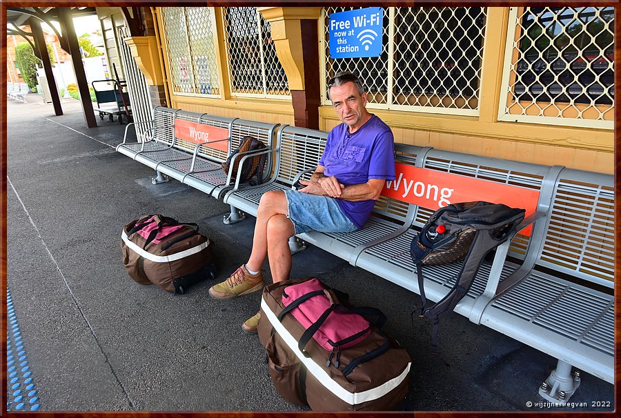 

Wachten op de trein in Wyong Station  -  63/64