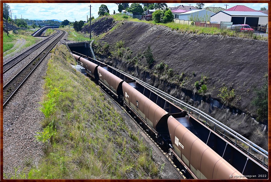 

Lege kolentrein in Newcastje, op weg naar de mijnen. De trein is drie kilometer lang en wordt getrokken door drie diesellocs.  -  15/20