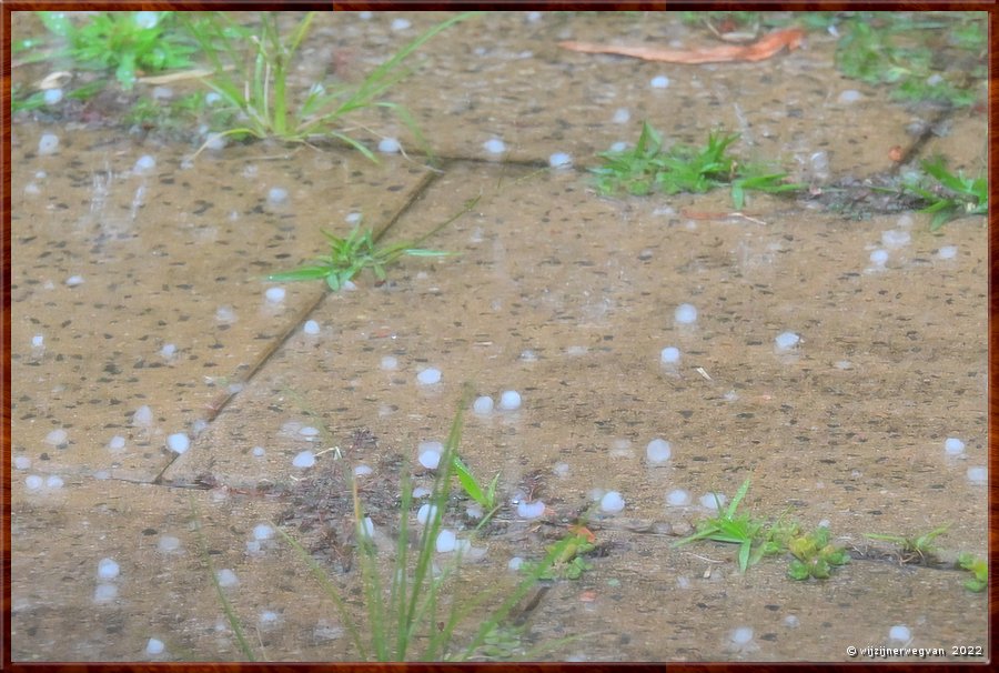 

Eerste Australische hagelbui. Vooraf  een spectaculair onweer - donder en bliksem in de Hunter vallei  -  10/14