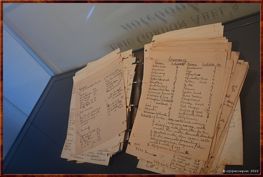 

Newcastle
Newcastle Museum
Eric Gorden Abel's notebook 
De apotheker maakte vroeger alles zelf, ook vergif!  -  23/33