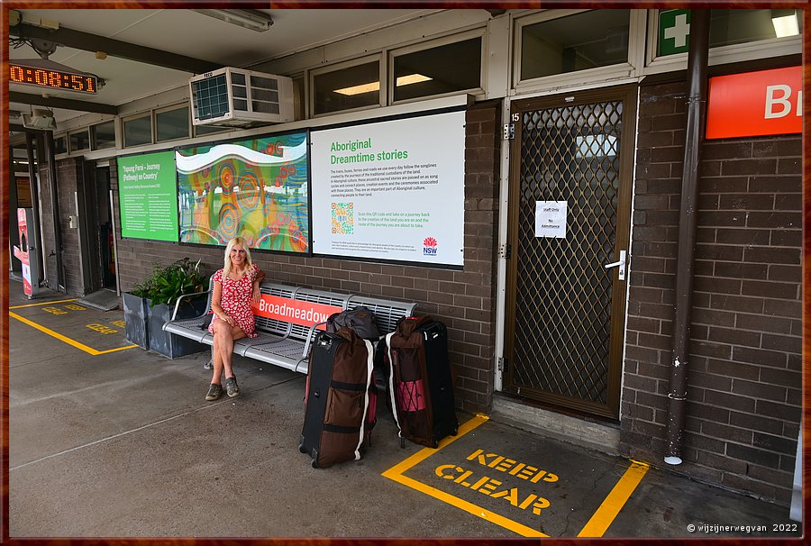 

Gepakt en gezakt zitten we op station Newcastle, Broadmeadow te wachten op de trein. 
Het is inderdaad 10:08 en de eerste hebben we al gemist...  -  2/8