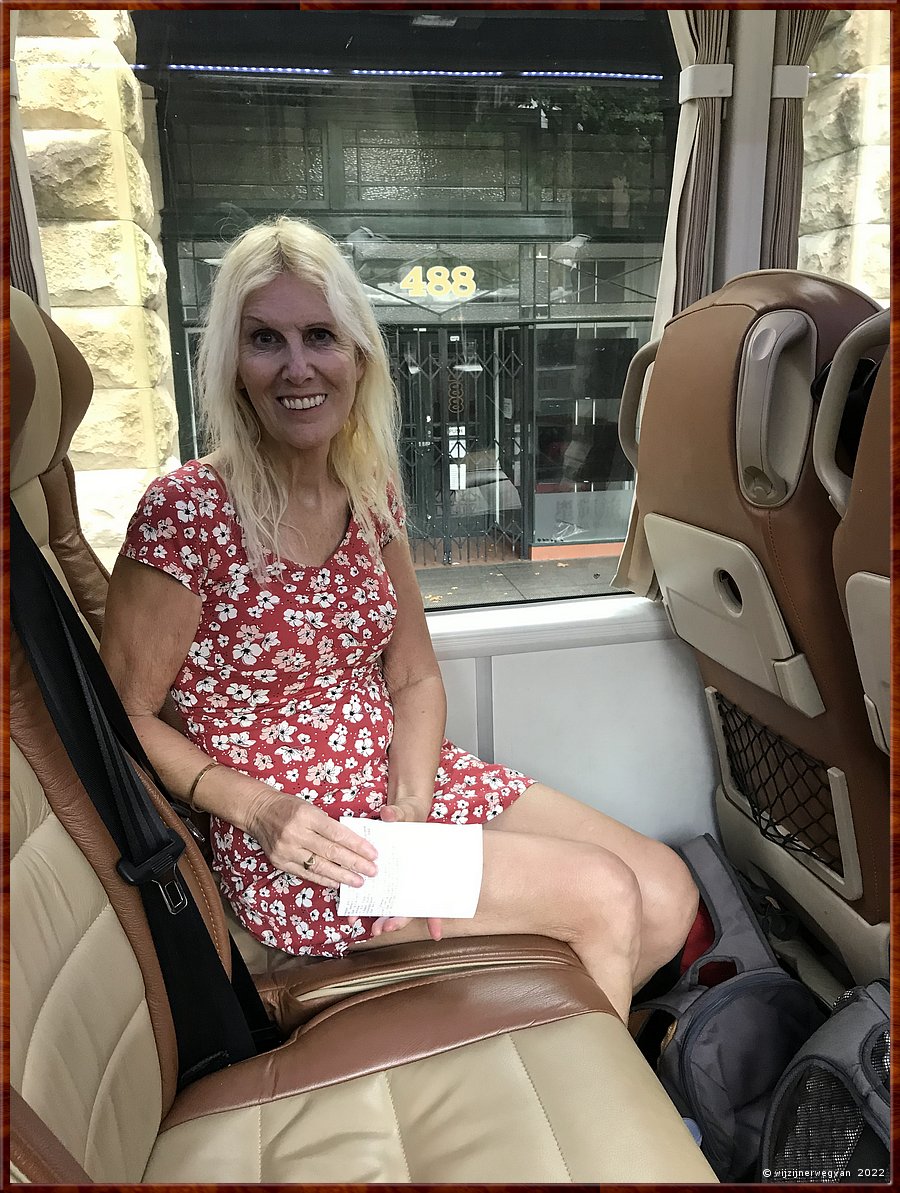 

We kopen dus nieuwe tickets en zitten, een uur later als gepland, op de bus!  -  6/12