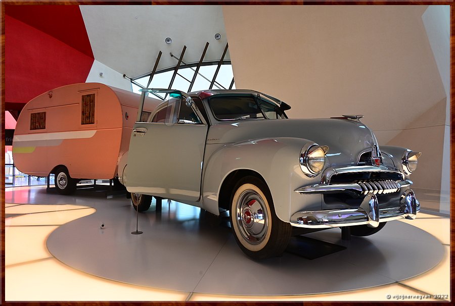 

Canberra - National Museum
Een Holden uit 1955 voor een roze caravan - 
we krijgen direct heimwee!  -  3/24