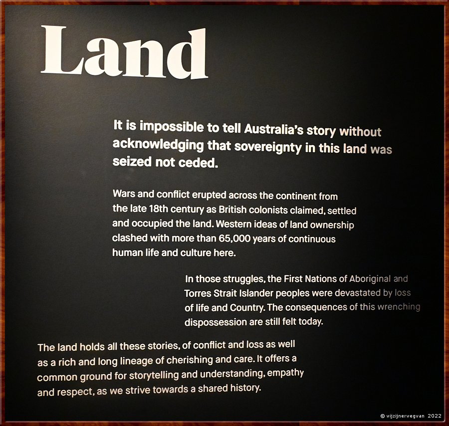 

Canberra - National Museum
Voor een aboriginal betekent land (country) alles! Ze voelen zich innig verbonden met hun land, en het idee van land-als-eigendom is hen volkomen vreemd  -  7/24