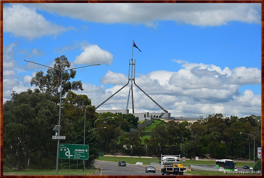 

Canberra 
De vlaggenmast van het Parlementsgebouw
Op 81 meter hoogte wappert de Australische vlag,
24 uur per dag, 7 dagen per week  -  4/52