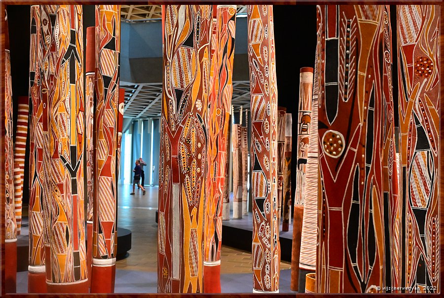 

Canberra - National Gallery
'The Aboriginal Memorial,' ontwerp Djon Mundine OAM (1988) 
Ter herdenking van alle inheemse Australirs, die sinds 1788 zijn omgebracht door de Britse bezetting  -  23/52