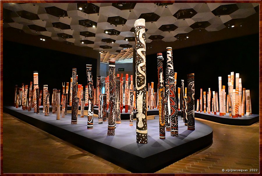 

Canberra - National Gallery
'The Aboriginal Memorial,' ontwerp Djon Mundine OAM (1988) 
De grafpalen zijn gemaakt van boomstammen die op natuurlijke wijze zijn uitgehold door termieten  -  24/52