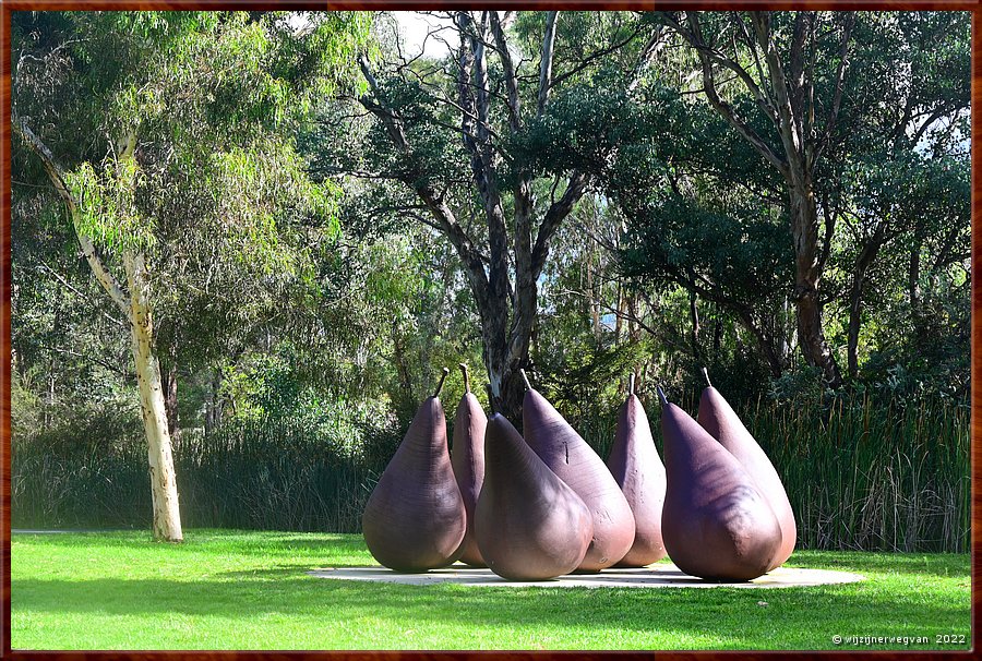 

Canberra - National Gallery - Beeldenpark
'Pear - version number 2', George Baldessin (1973)  -  45/52