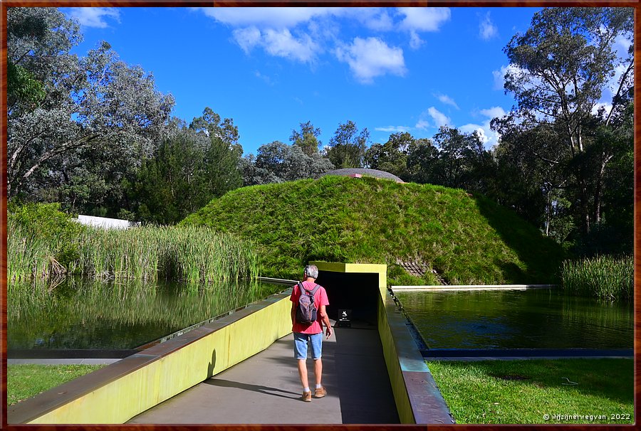 

Canberra - National Gallery - Beeldenpark
'Within without', James Turrell (2010)
Een stoepa van basalt omringd door turqouise water  -  46/52