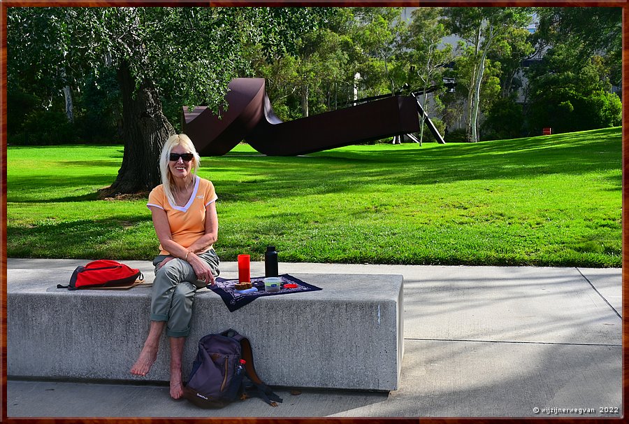 

Canberra - National Gallery - Beeldenpark
Lake Burley Griffin
'Virginia', Clement Meadmore (1970)  -  51/52