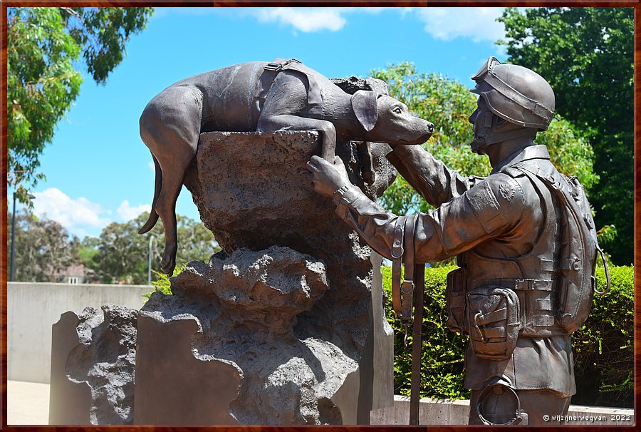 

Canberra - Australian War Memorial
'Elevation of the senses',  monument voor alle EDD's (Explosive Detection Dogs) omgekomen tijdens oorlogshandelingen  -  3/22