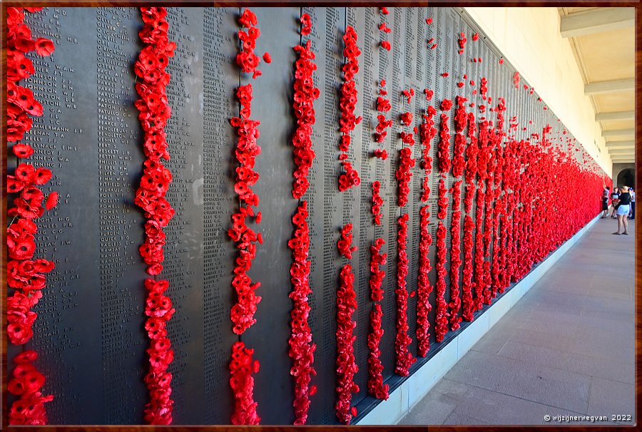 

Canberra - Australian War Memorial
'Roll of Honour'
Ter herinnering aan Australische oorlogsslachtoffers.
Klaprozen sieren de panelen als persoonlijk eerbetoon.  -  16/22