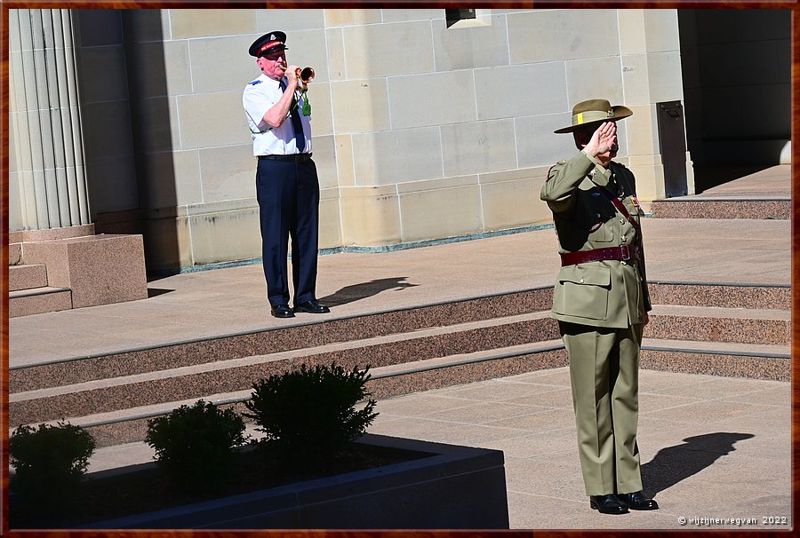 

Canberra - Australian War Memorial
Elke middag wordt n gesneuvelde bij naam en daad herdacht, worden er kransen voor de eeuwige vlam gelegd en wordt de 'Last Post' geblazen, een indrukwekkende ceremonie  -  18/22