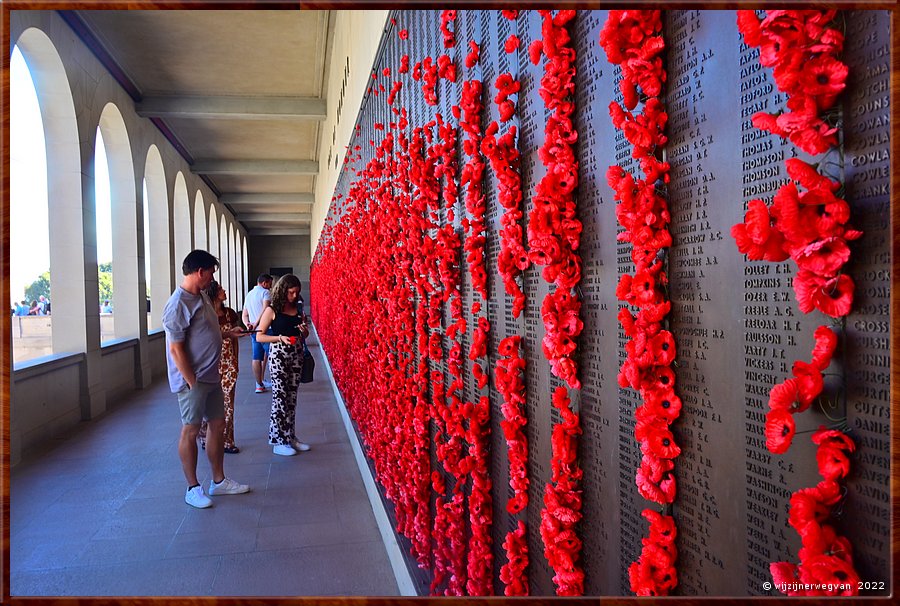 

Canberra - Australian War Memorial
'Roll of Honour'
De namen van alle gesneuvelde militairen, gehuld in klaprozen  -  19/22