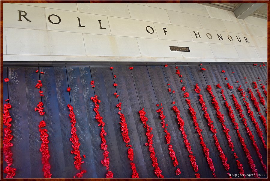 

Canberra - Australian War Memorial
'Roll of Honour'
Alles om oorlog dragelijk te houden...  -  20/22