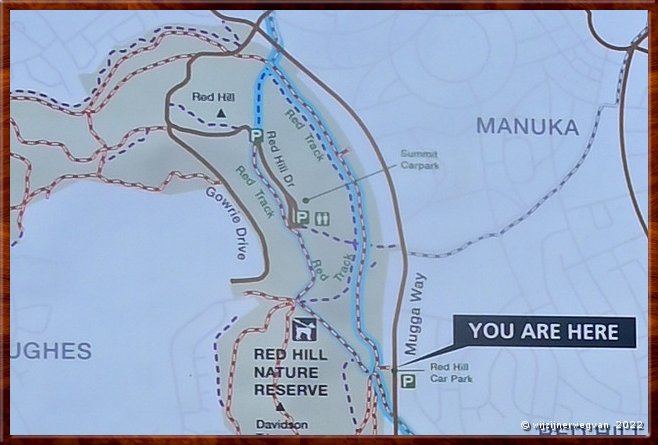 

Canberra - Red Hill Reserve
Wij wandelen de Red Track, met zwart/witte blokken aangegeven. Logisch, toch?  -  5/22