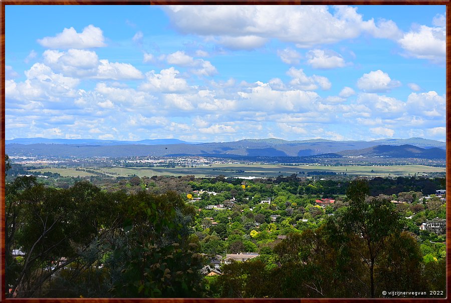 

Canberra - Red Hill Reserve
Zicht op Canberra. Het bos voorin de foto is een reguliere Canberraanse woonwijk...  -  10/22