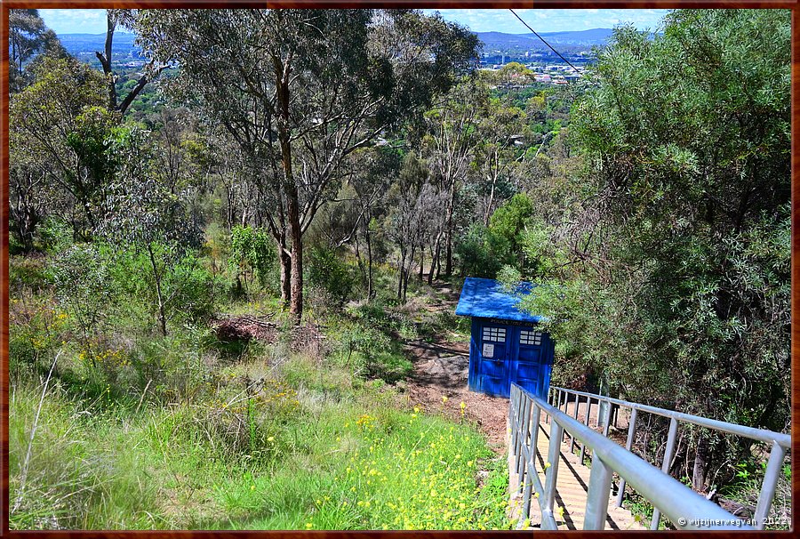 

Canberra - Red Hill Reserve
Politie controlepost?  -  17/22