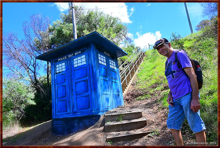 

Canberra - Red Hill Reserve
Nee, het is een eerbetoon aan de 'Dr Who'-serie, 
de enige echte (tijd)reismachine van Dr Who!
Gemaakt en geschilderd door Geoff Filmer (2018)  -  18/22