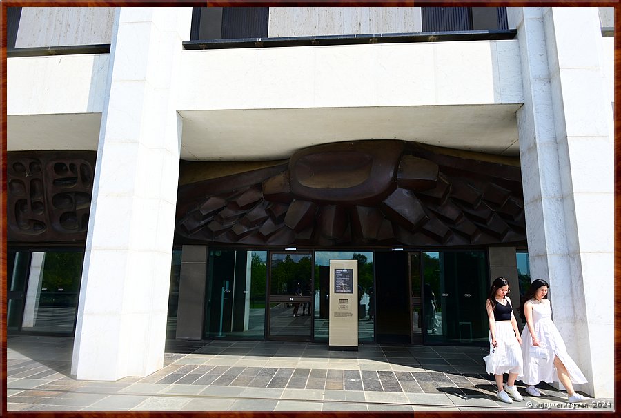 

Canberra - National Library
'Knowledge', Tom Bass (1968)
Een monumentale koperen latei boven de entree  -  6/71