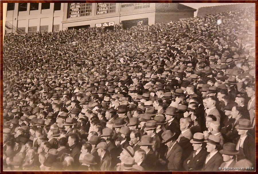 

Canberra - National Library
'Crowd on the Hill', England vs New South Wales 
Football Match, Sydney Cricket Ground (1936)  -  26/71