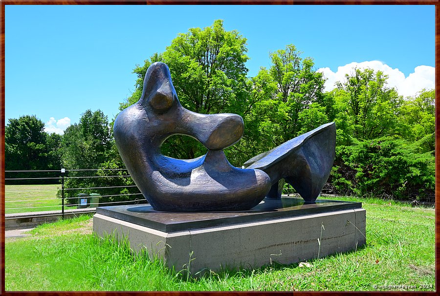 

Canberra - National Library
'Two Piece Reclining figure no 9', Henry Moore (1969)  -  32/71