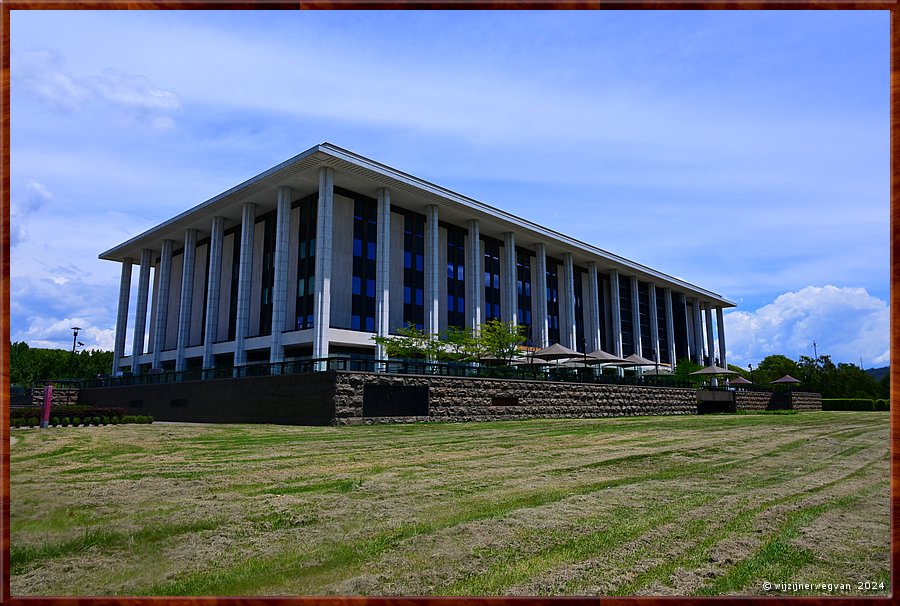 

Canberra - National Library (1968)
Een op het Parthenon genspireerd gebouw.
De collectie bestaat uit meer dan 6 miljoen stukken.  -  33/71