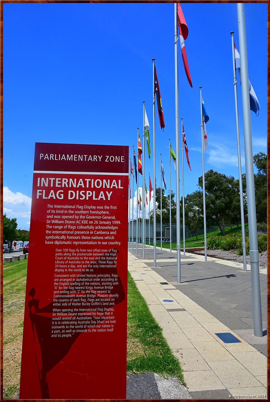 

Canberra 
Queen Elizabeth Terrace
'International Flag Display'
Ruim 100 vlaggen vertegenwoordigen de  landen waarmee diplomatieke betrekkingen worden onderhouden.  -  35/71