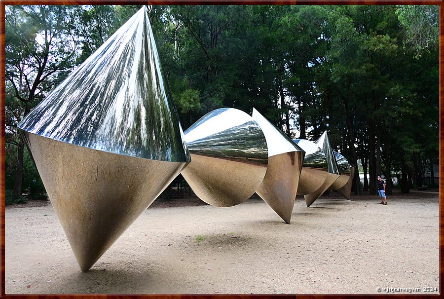 

Canberra - National Gallery
'Cones', Bert Flugelman (1976-1982)  -  65/71