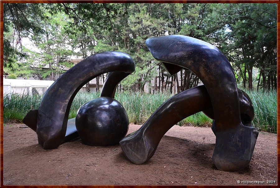 

Canberra - National Gallery
'Hill arches', Henry Moore (1973)  -  66/71