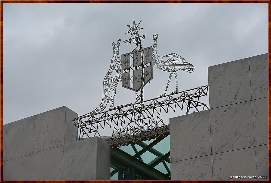 

Canberra - Parliament House
Het wapenschild wordt gedragen door kangoeroe en emoe, uitgekozen als symbool van een land dat vooruit gaat, 
omdat geen van beide dieren gemakkelijk achteruit kan gaan.  -  3/69