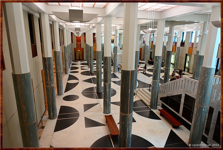 

Canberra - Parliament House
The Marble Foyer
De ontvangsthal bevat 48 rosegroene marmeren pilaren  -  6/69