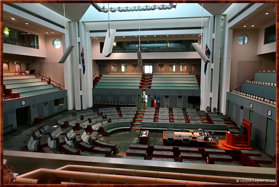 

Canberra - Parliament House
De tweede kamer, The House of Representatives, uitgevoerd in groen als symbool voor de Australische natuur  -  9/69