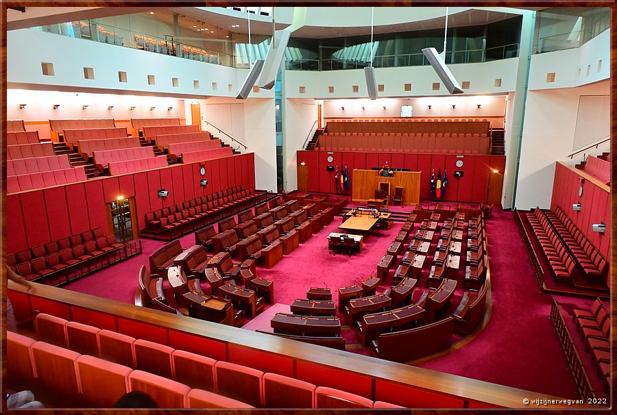 

Canberra - Parliament House
De eerste kamer, de Senaat, uitgevoerd in rood.  -  12/69