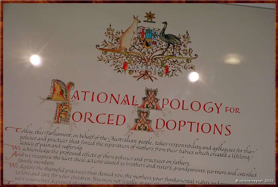 

Canberra - Parliament House
'National Apologie for Forced Adoptions'
Een mooi opgemaakt manuscript over een gruwelijke maatregel  -  20/69