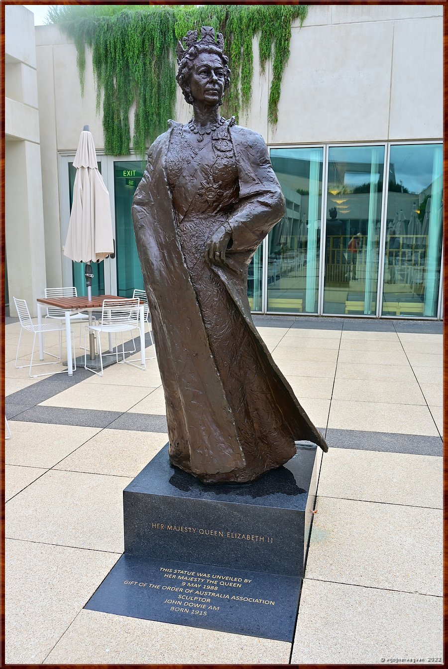 

Canberra - Parliament House
'Her Majesty Queen Elizabeth II', John Dowie (1988)  -  22/69